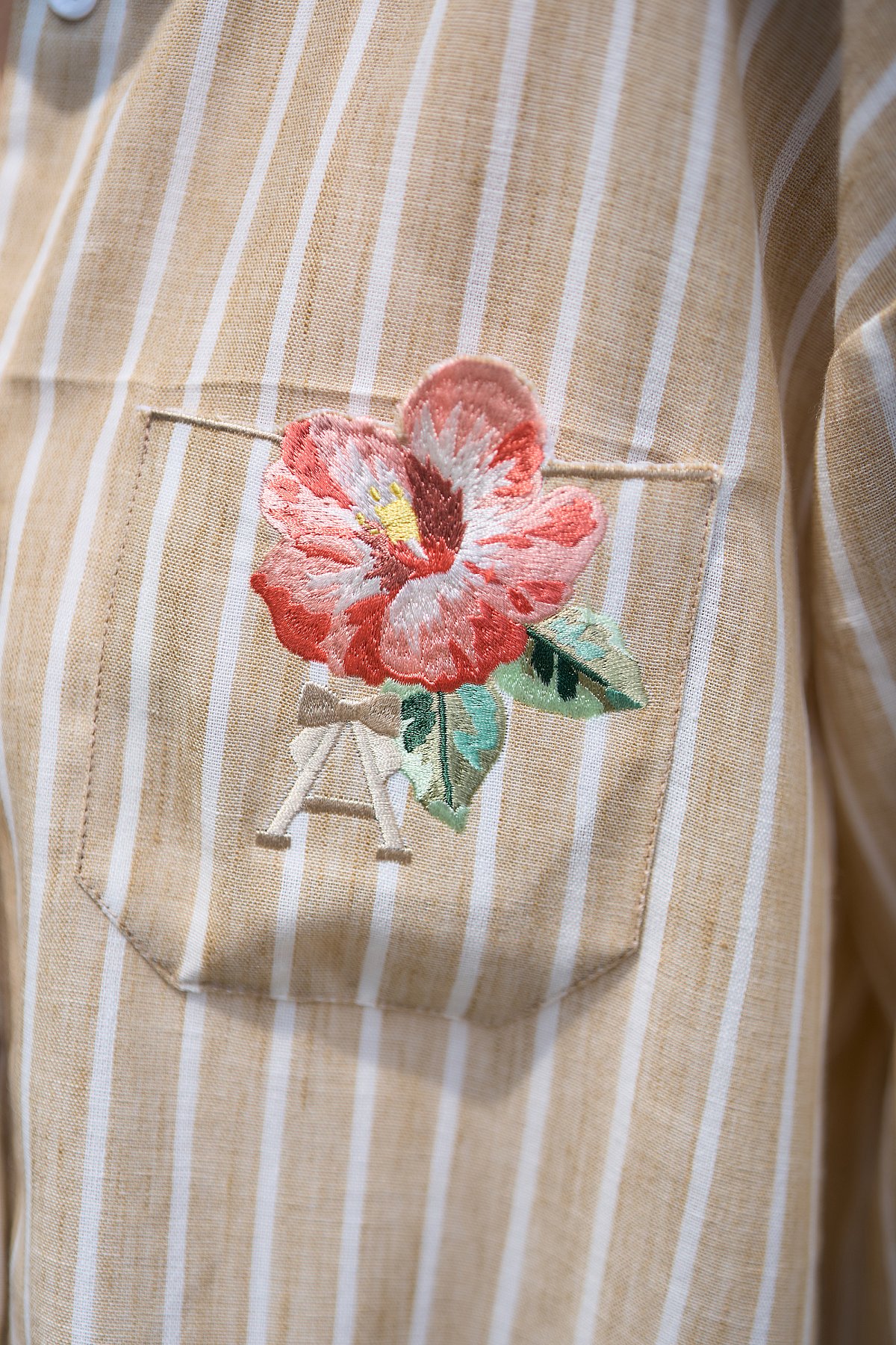 HEART TOP IN SAND HIBISCUS