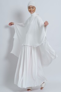 FILLE SET IN MILKY WHITE