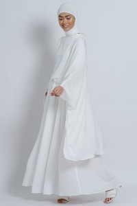 FILLE SET IN MILKY WHITE