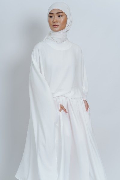 FILLE SET IN MILKY WHITE