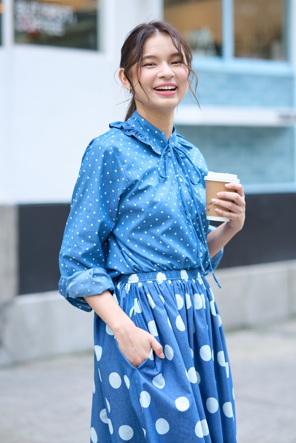 ELODIE TOP IN BLUE DENIM POLKA